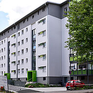 Das kernsanierte Mehrfamilienhaus in der Mittenfeldstraße 86-94 in Stuttgart, Straßenseite