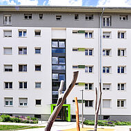 Die frisch sanierte Fassade des Mehrfamilienhaus in der Mittenfeldstraße 86-94 in Stuttgart
